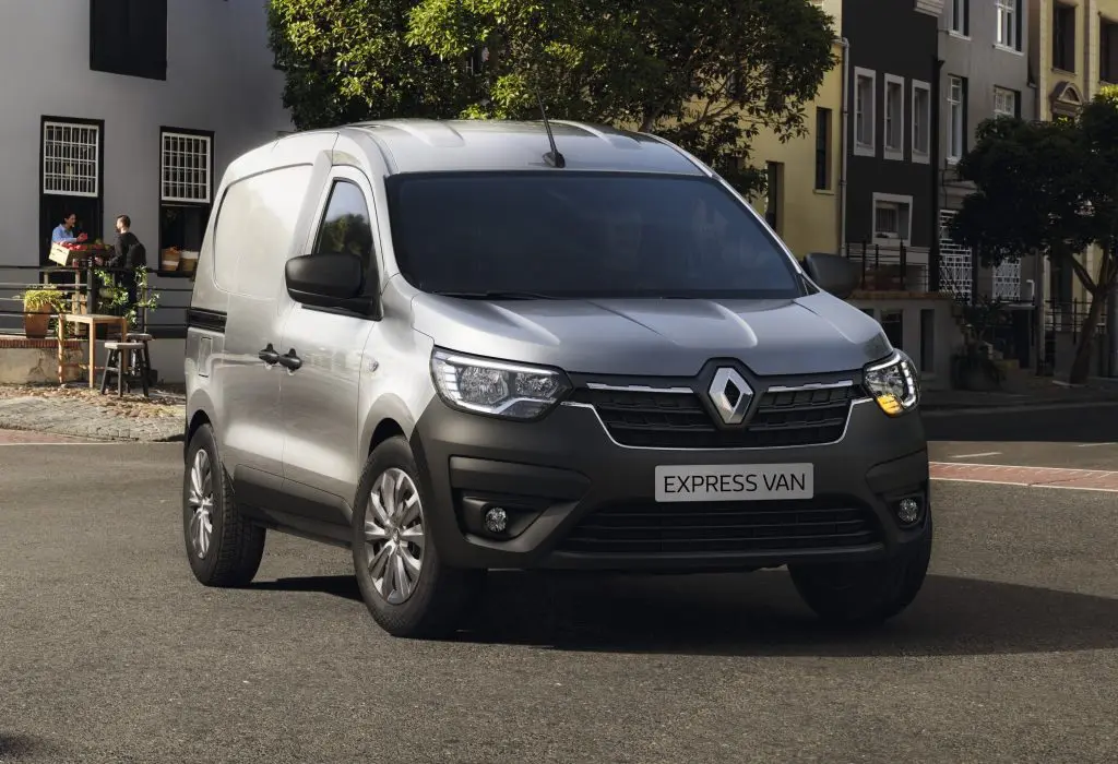 renault express van blanc garé dans une rue urbaine avec immeubles en arrière-plan