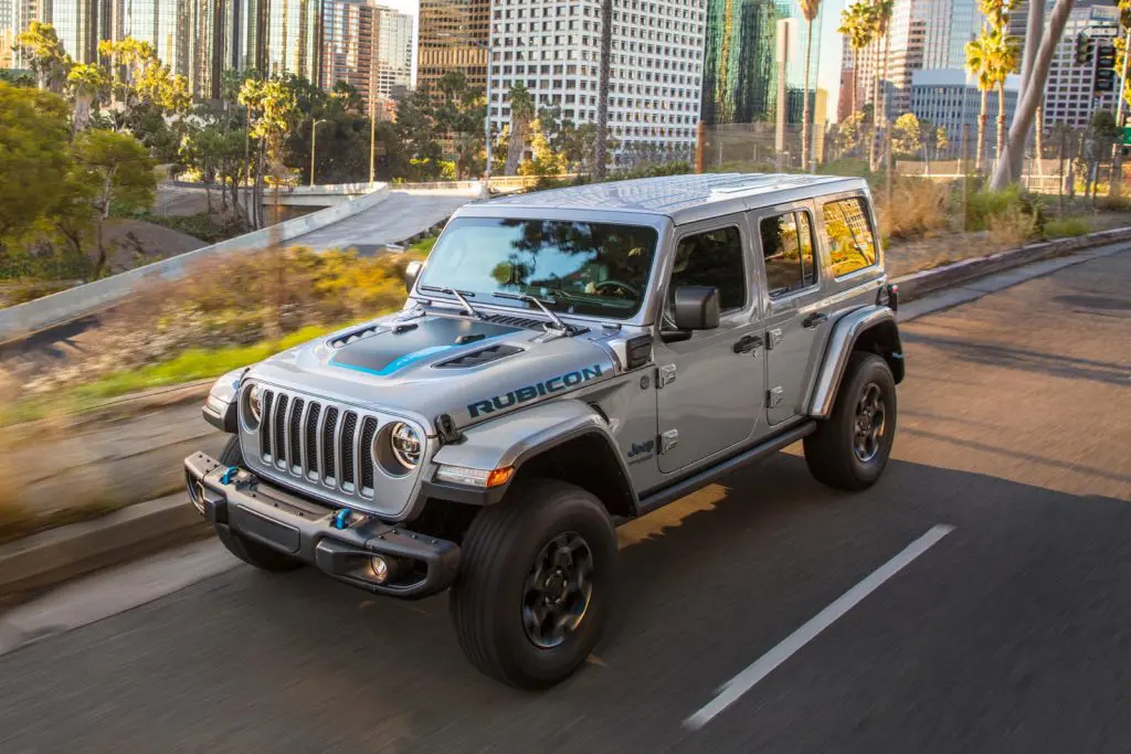 jeep wrangler 4xe hybride gris en ville, vue de profil en mouvement