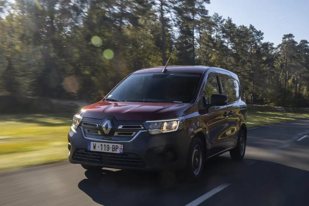 renault kangoo van e-tech electric noir en mouvement sur route forestière
