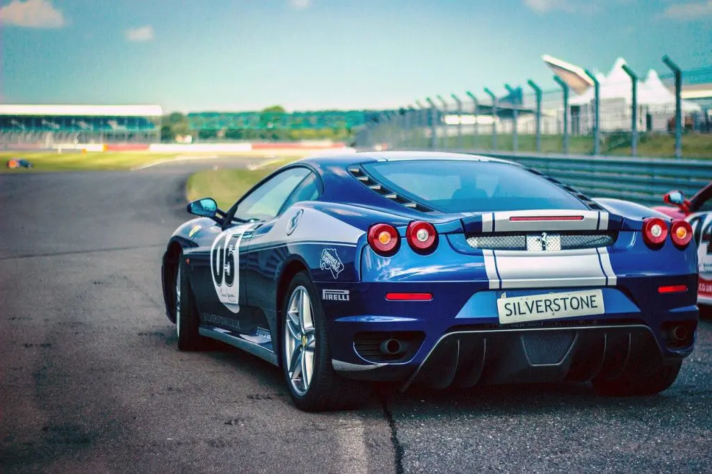 Les amateurs de course de voiture