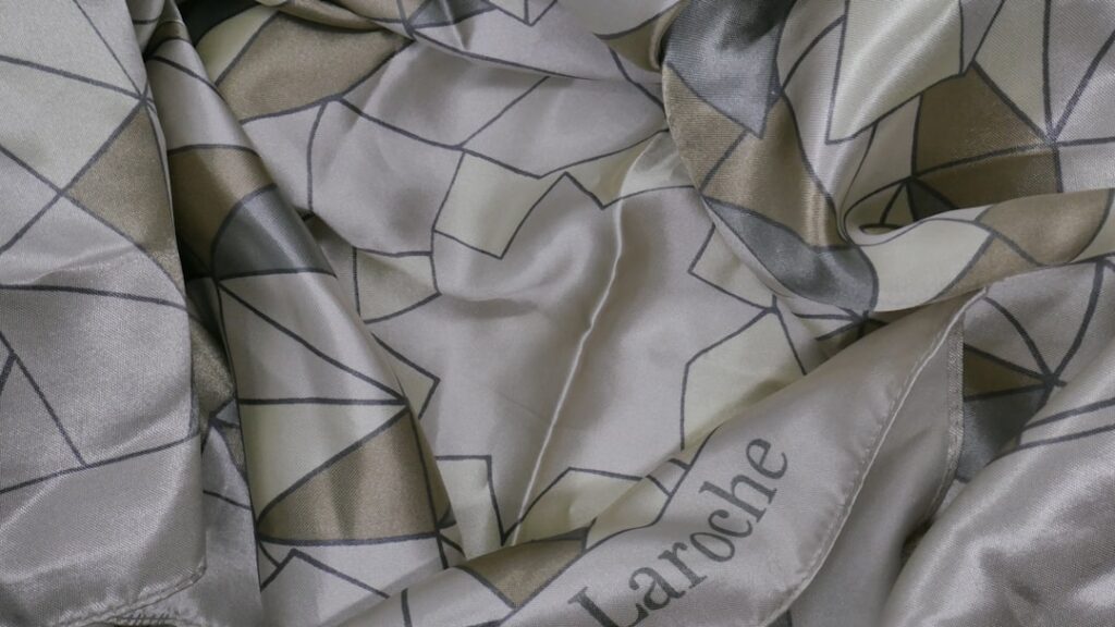 Foulard tendance 2025 : 7 façons de le porter par morphologie