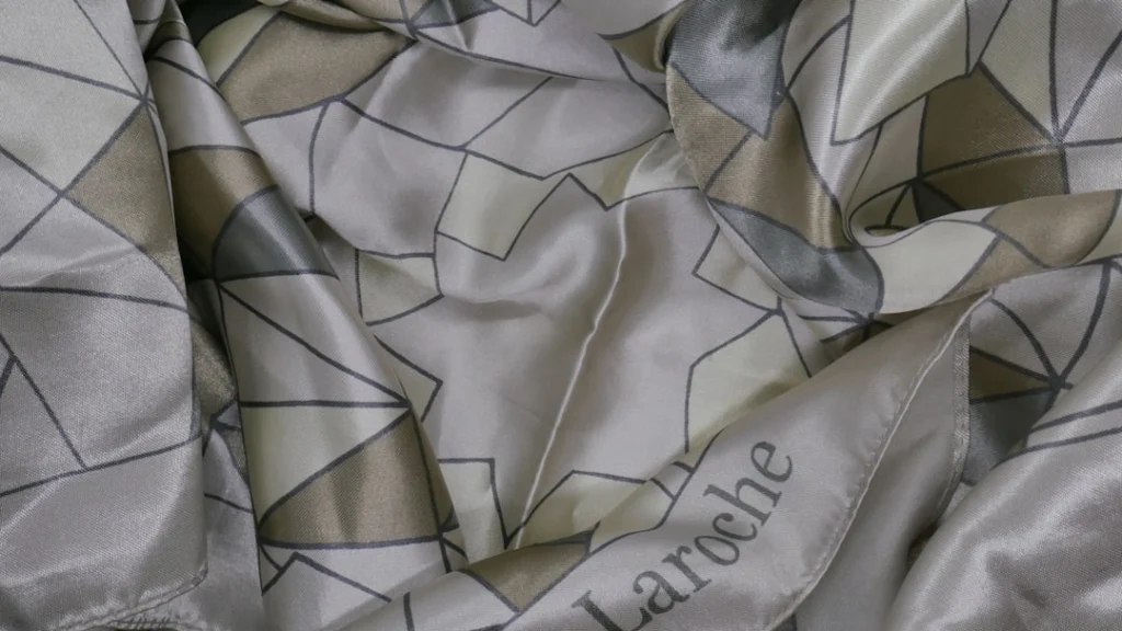 Foulard tendance 2025 : 7 façons de le porter par morphologie
