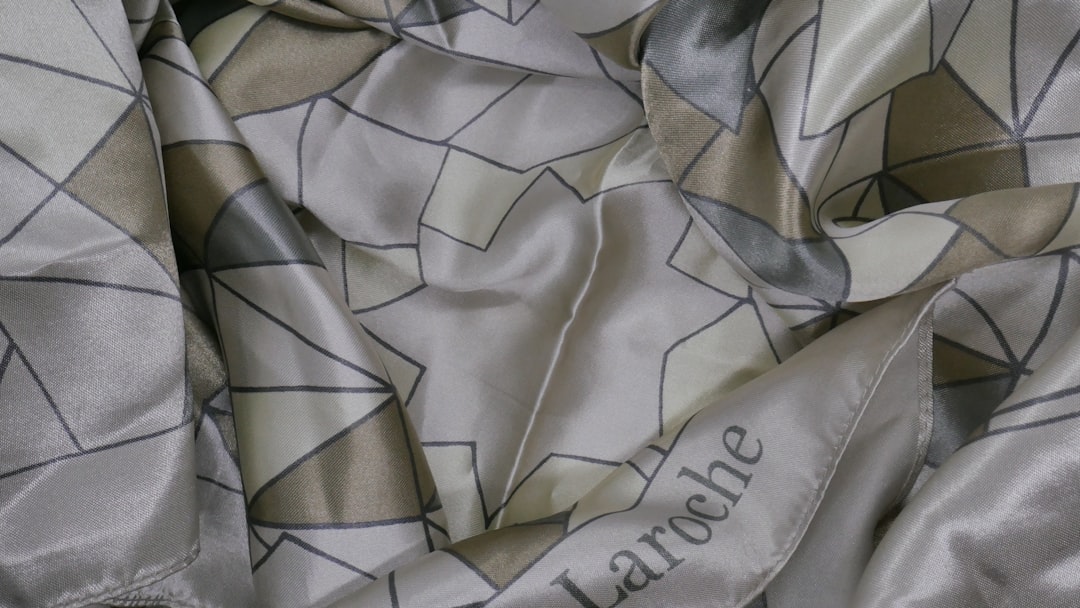 Foulard tendance 2025 : 7 façons de le porter par morphologie